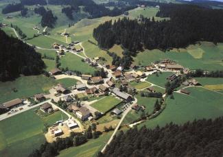 Ansichtskarte «3538 Röthenbach i. E. – Dorf 827 m. ü. M.»; Aerophoto AG, 3172 Niederwangen; Ausgabejahr unbekannt